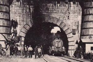 Il traforo ferroviario del Frejus ha 155 anni e li dimostra tutti