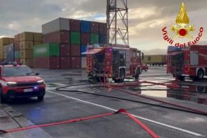 Incendio a un reach stacker nel porto di Trieste