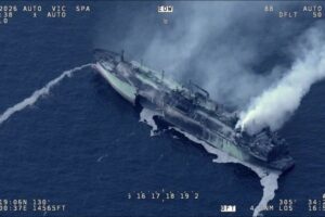 Brucia una nave della flotta ombra russa nel Mediterraneo