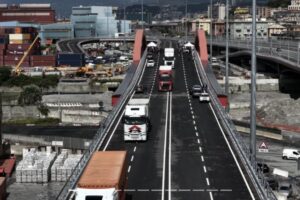 Primi camion sulla nuova sopraelevata portuale di Genova