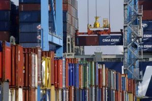 Pescatori francesi protestano nei porti e nei depositi carburante