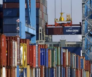 Pescatori francesi protestano nei porti e nei depositi carburante