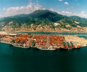 Quattro container in mare a Genova per una mareggiata