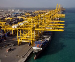 Con Hormuz chiuso i porti alternativi non bastano