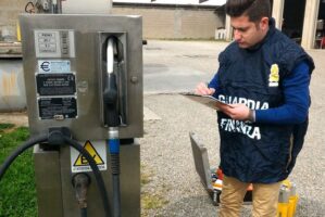 Il gasolio italiano sfiora i due euro al litro, col petrolio oltre 100 $