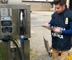 Il gasolio italiano sfiora i due euro al litro, col petrolio oltre 100 $