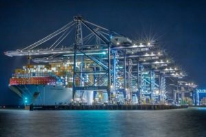 Maersk naviga tra compressione dei margini e ristrutturazione