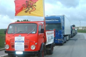 Il fermo dell’autotrasporto rallenta i porti siciliani