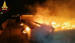Incendio nel magazzino Beltom di Bari