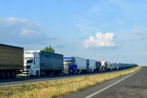 Lunghe file di camion per l’Ucraina, Iru chiede intervento