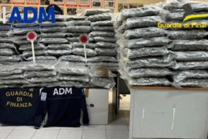 Sequestro di oltre 340 kg di droga in due camion a Civitavecchia