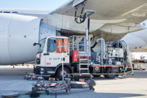 La crisi di Hormuz colpisce i carburanti per navi e aerei