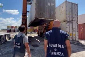 Portuali arrestati a Gioia Tauro mentre esfiltravano coca