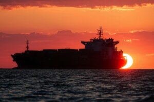 Iran dichiara Hormuz aperto ma navi restano ferme