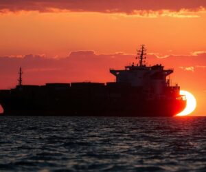 Iran dichiara Hormuz aperto ma navi restano ferme