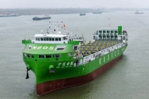 In mare una portacontainer elettrica cinese da 740 teu