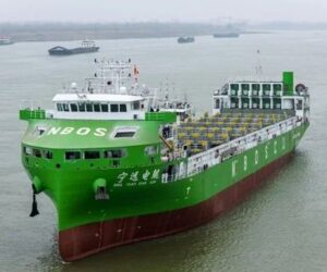 In mare una portacontainer elettrica cinese da 740 teu