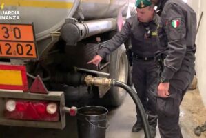 Tre società siciliane di autotrasporto sequestrate per frode gasolio