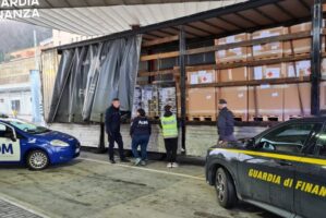 Camion carico di materiale esplodente scoperto nel porto di Ancona