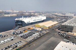 Il blocco di Hormuz inceppa la logistica automobilistica