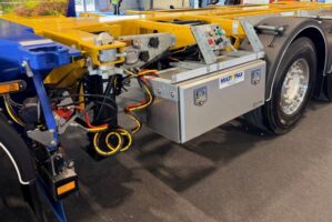 Multitrax presenta un semirimorchio per container separabile