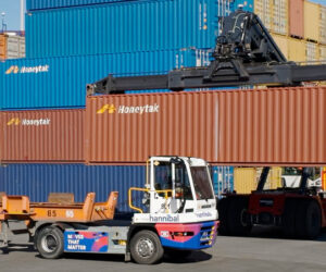 Contship elettrifica i trattori di banchina alla Spezia