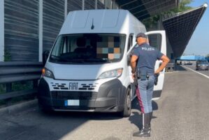 Video | come la Polstrada multa chi guida col cellulare