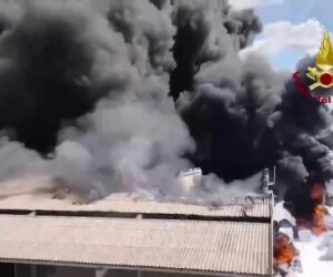Incendio in una logistica di Versalis a Mantova