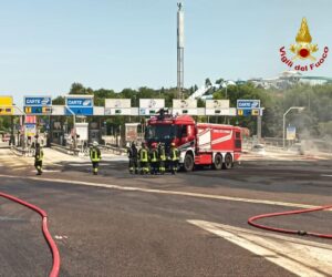 Casello A14 di Riccione chiuso per autocisterna in fiamme