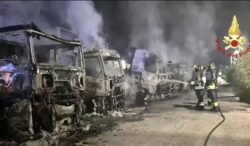 Incendio a Olbia distrugge otto camion