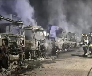 Incendio a Olbia distrugge otto camion