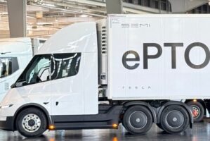Tesla annuncia il debutto europeo del trattore elettrico Semi